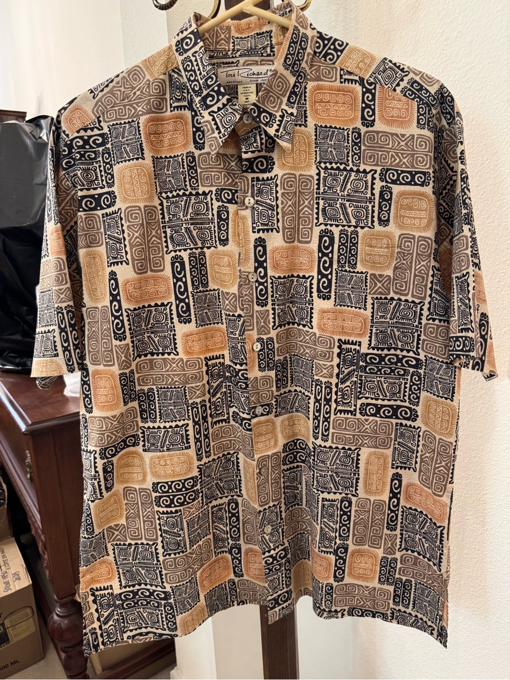 Tori Richard Hawaiian Short-Sleeve Button-Down - Picture 11 of 12